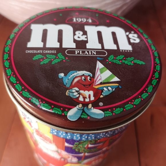 Vintage 1994 M&M’s Santa Christmas Holiday 6.5" Tin Round Collectible Can - Picture 4 of 6